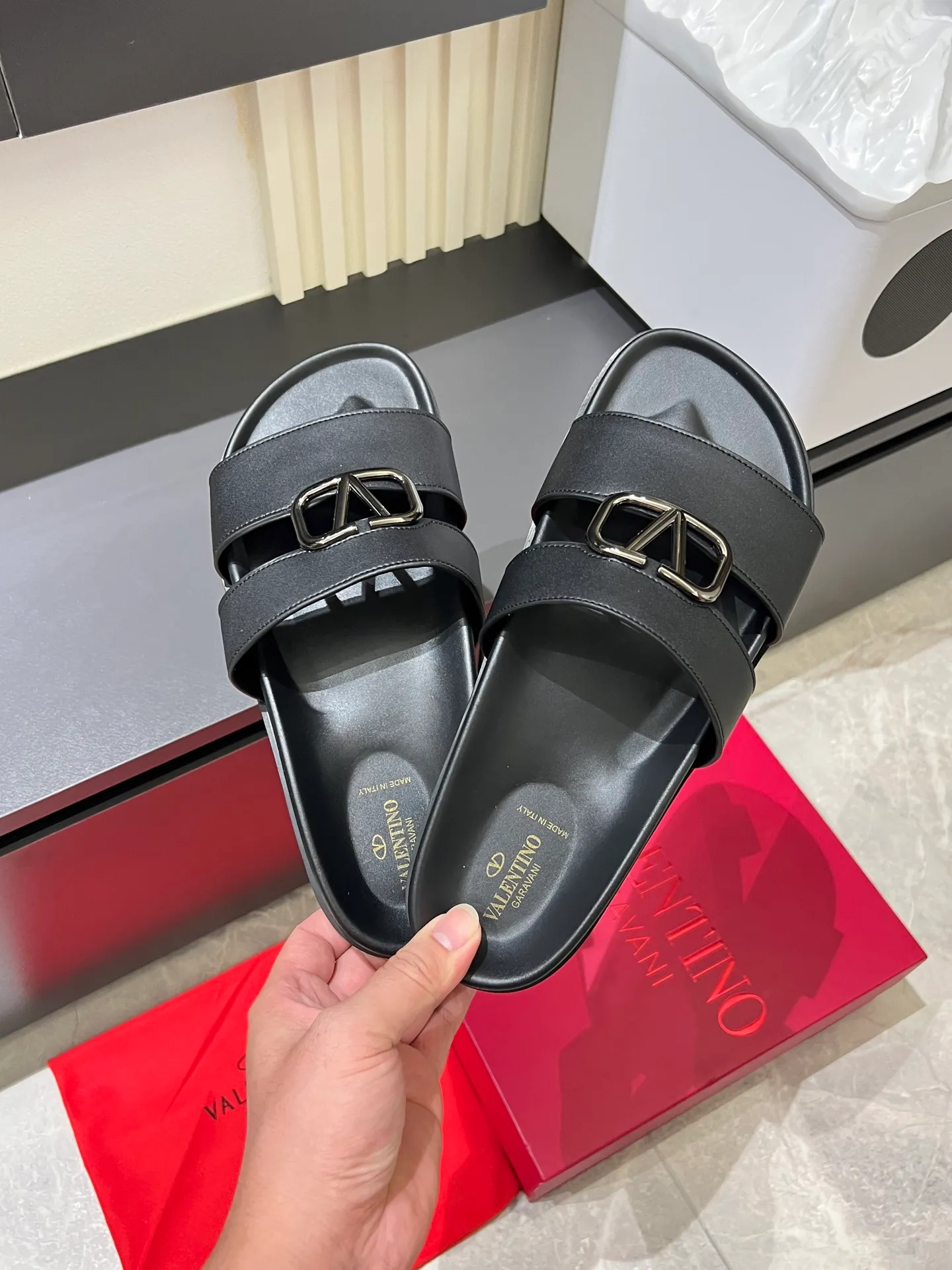 Men's shoes 💰p300 VALENTINO Men's 🧍‍♂️ Spring and summer new style metal logo flat slippers, elegant sandals, the same style worn by celebrities, original molding, imported calfskin. Rubber outsole. Soft and durable, full set of counter packaging size: 39-44 (.45.46 customized)